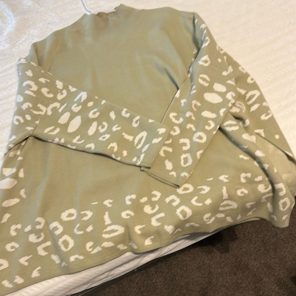 Green and leopard print ancho type sweater
